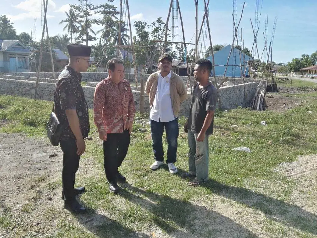 Bantu Pembangunan Mushola, Ketua DPRD Kepsul Sumbang Mobil Dump Truck Pengangkut Pasir