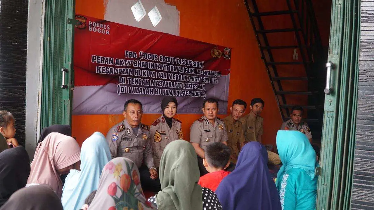 Sat Binmas Polres Bogor Bersama Taruna Akpol Angkatan 51 Berikan Bantuan 50 Akte Kelahiran Gratis