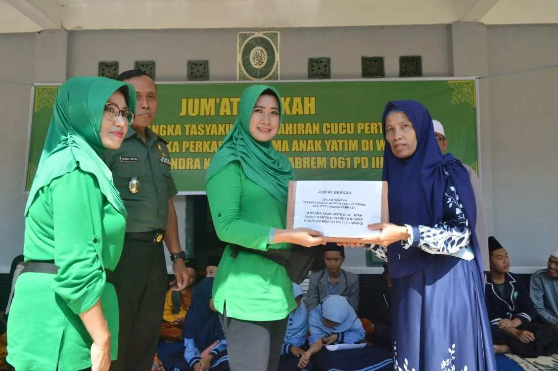 Jumat Berkah, Persit Gelar Baksos dan Santuni Anak Yatim di Wilayah Cianjur