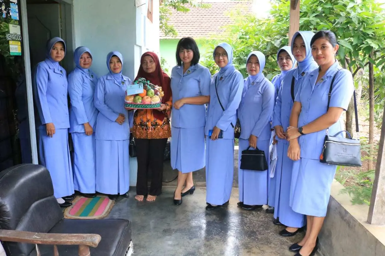 Kunjungi Penderita Kanker, Ketua PIA Ardhya Garini Cabang 8/D.I Lanud JB Soedirman Berikan Tali Asih