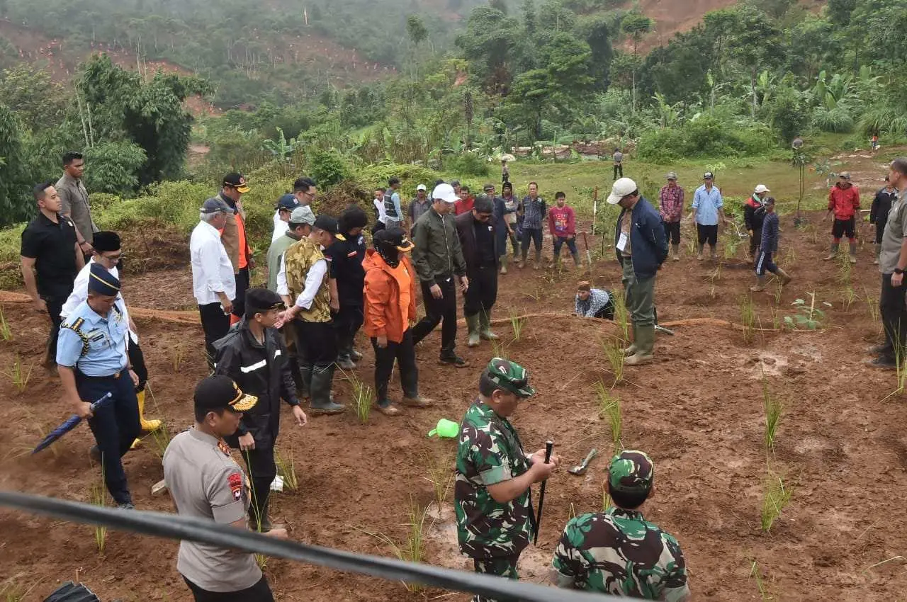 Bupati Bogor Dampingi Presiden Tanam Vetiver di Sukajaya