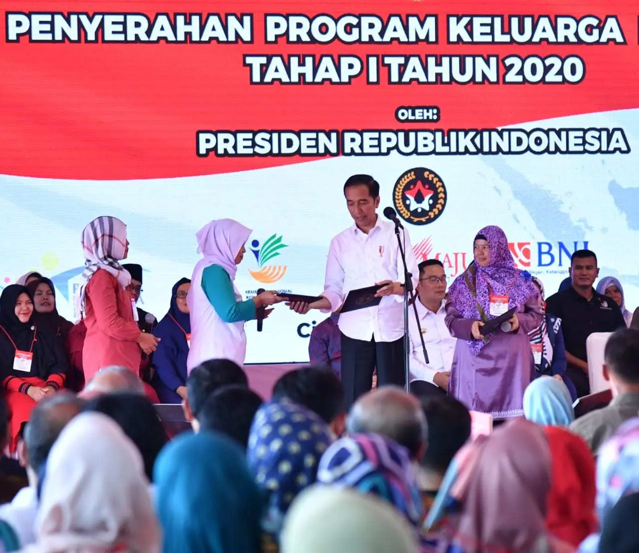 Salurkan Bantuan PKH di Cimahi, Presiden Ajak Warga Bijak Gunakan Uang Bantuan