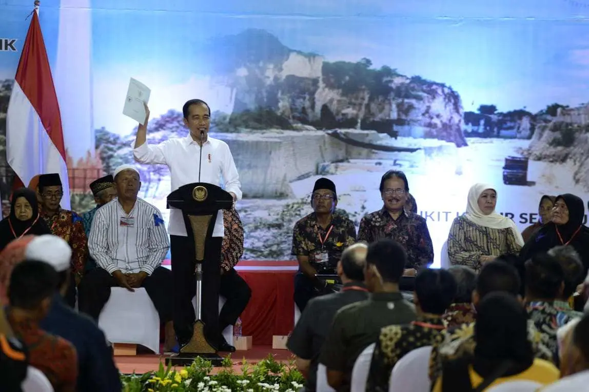 Presiden Jokowi Serahkan 2.020 Sertifikat Hak Atas Tanah di Jawa Timur
