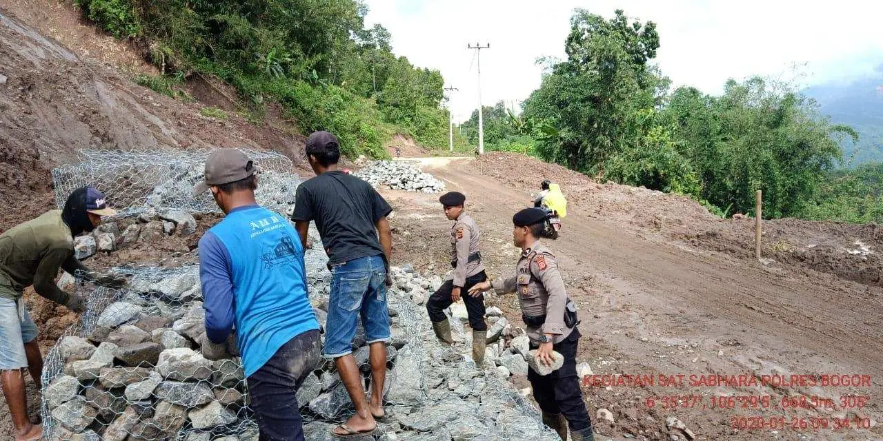 Satuan Sabhara Polres Bogor Gotong Royong Bersama Warga Buka Akses Jalan