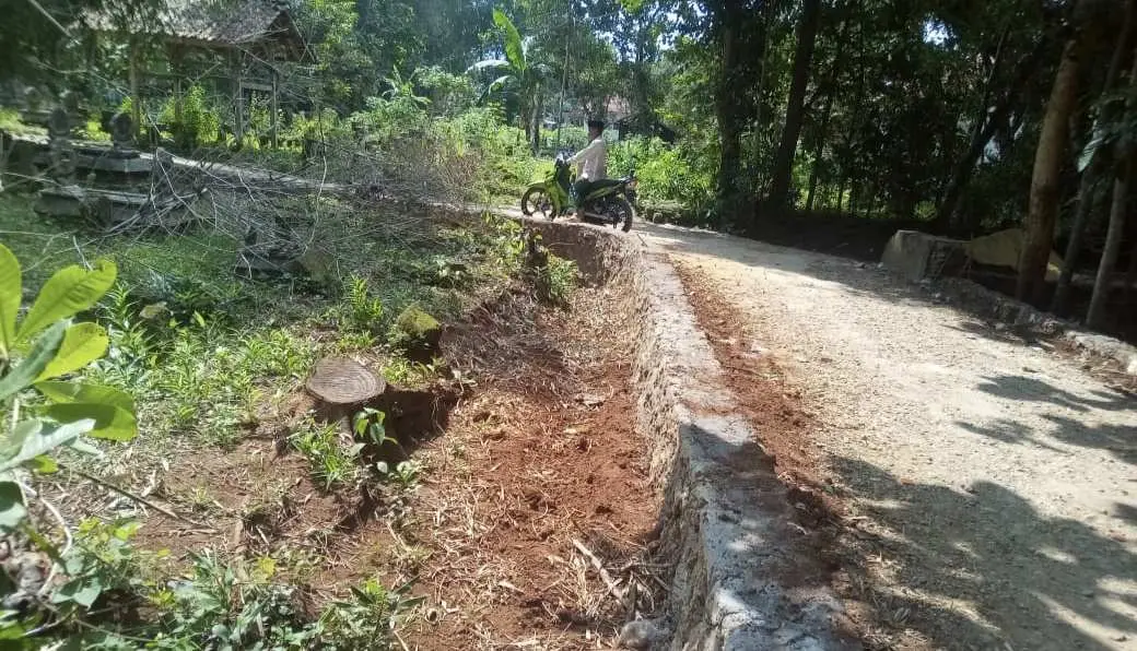 Diduga Bodong, LSM JCW Soroti Proyek Pengerjaan Plengsengan di Desa Kalompang Timur