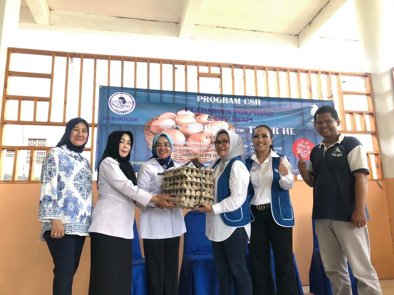 Penuhi Gizi Korban Bencana, IWAPI Berikan Bantuan 30 Ribu Telur