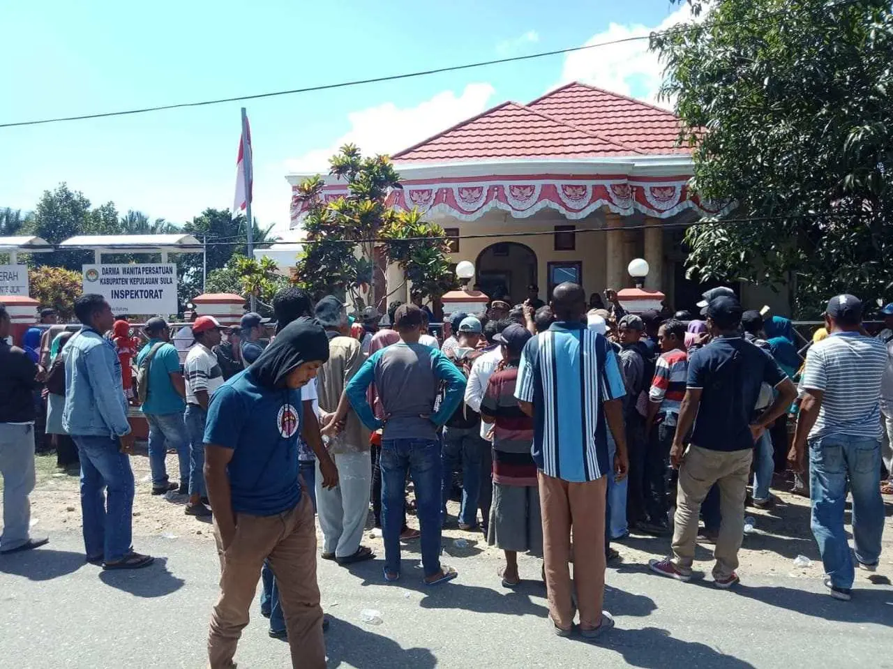 Gelar Demo Depan Kantor Inspektorat, Masyarakat Minta DPRD Kepsul Bentuk Pansus