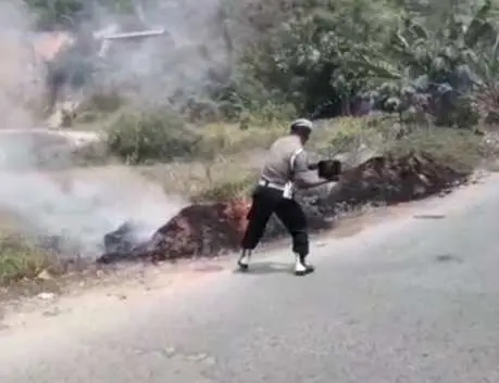Tutupi Jarak Pandang, Personil Polres Madina Sigap Padamkan Sisa Pembakaran Sampah dan Ilalang