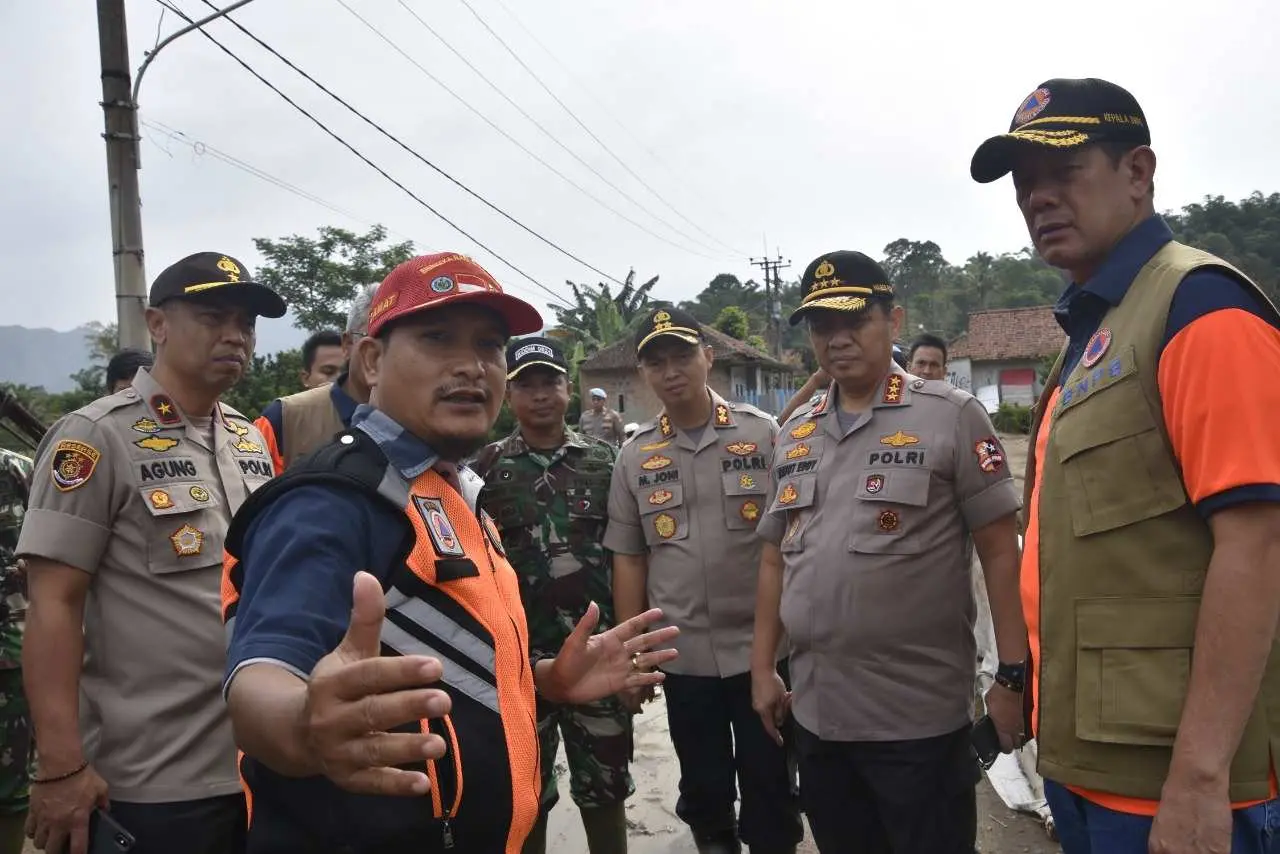 Wakapolri dan Kepala BNPB Cek Langsung Penanggulangan Bencana Alam di Cigudeg dan Jasinga