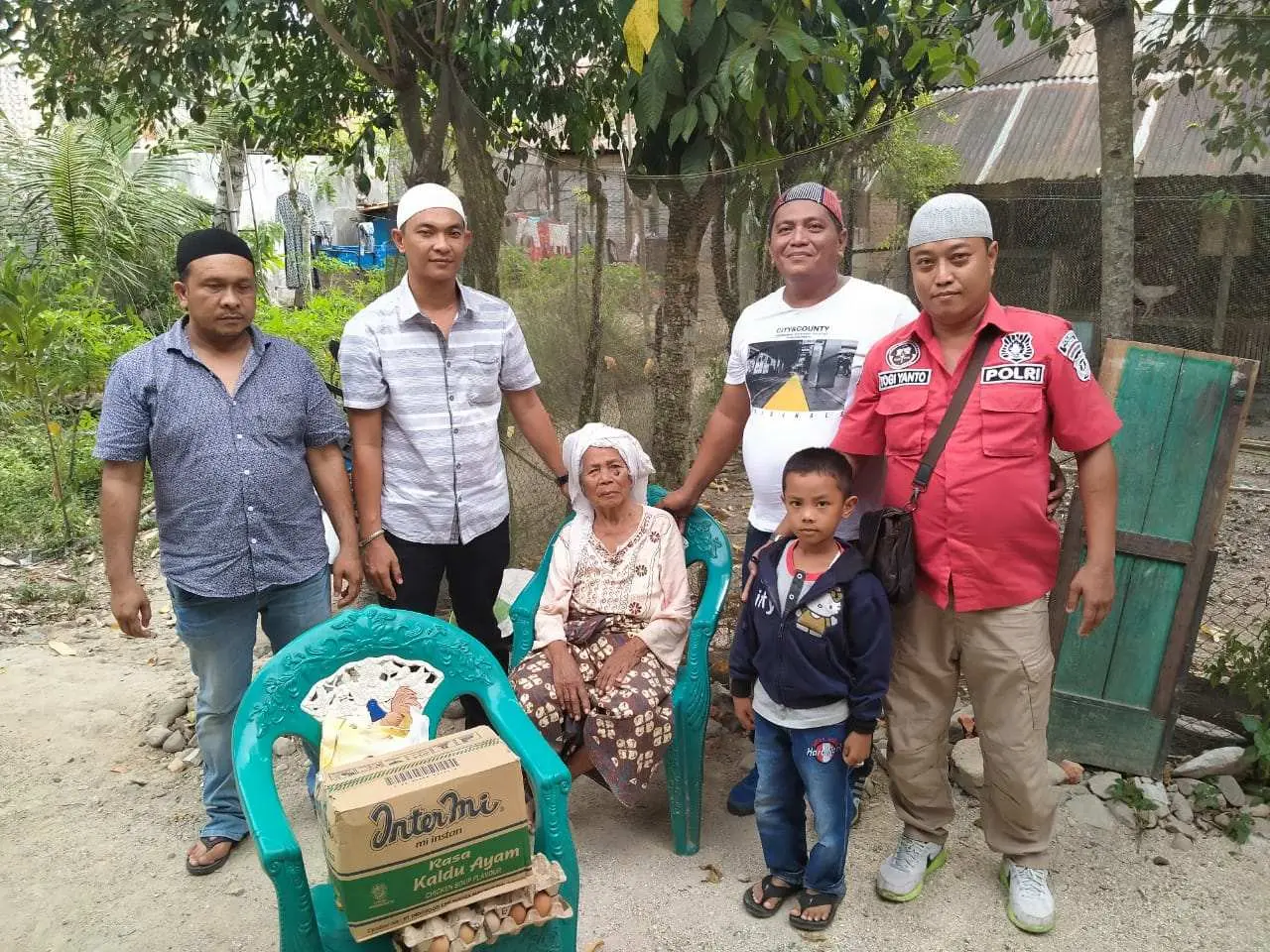 Personil Polres Madina dan Tokoh Pemuda Santuni Nenek Jompo di Desa Pasar Baru Mallintang