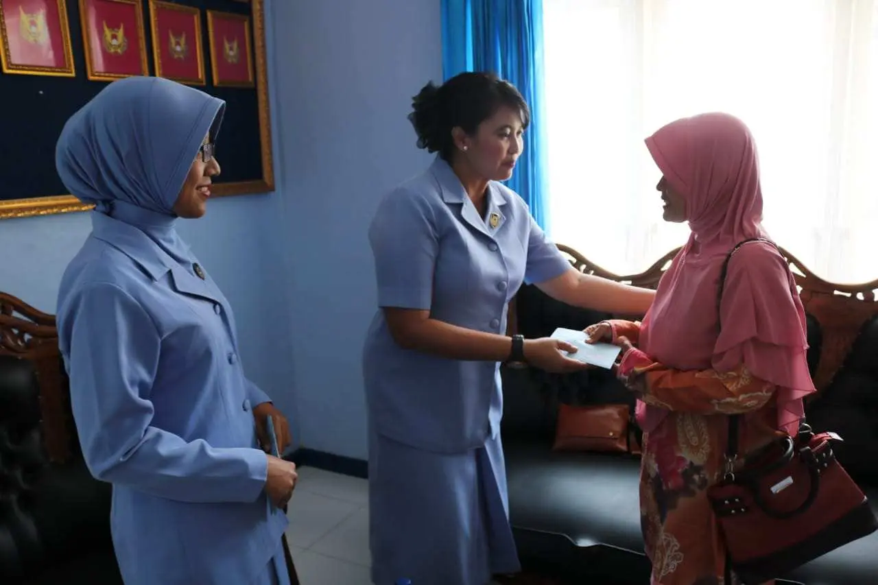 Ketua PIA Ardhya Garini Cabang 8/D.I Lanud JB Soedirman Berikan Santunan kepada Anak Yatim dan Berkebutuhan Khusus