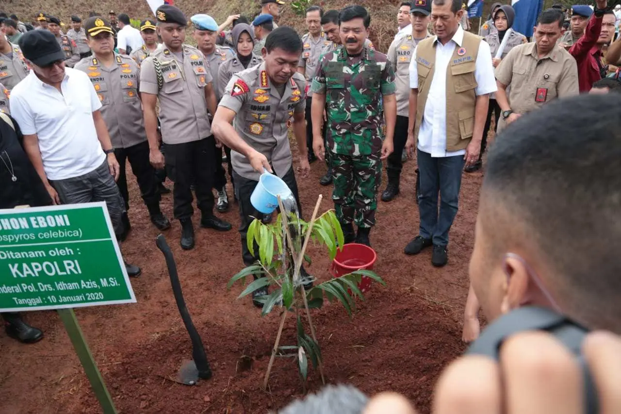 Gerakan Program Penghijauan, Panglima TNI dan Kapolri Tanam 2020 Pohon di Cikeas