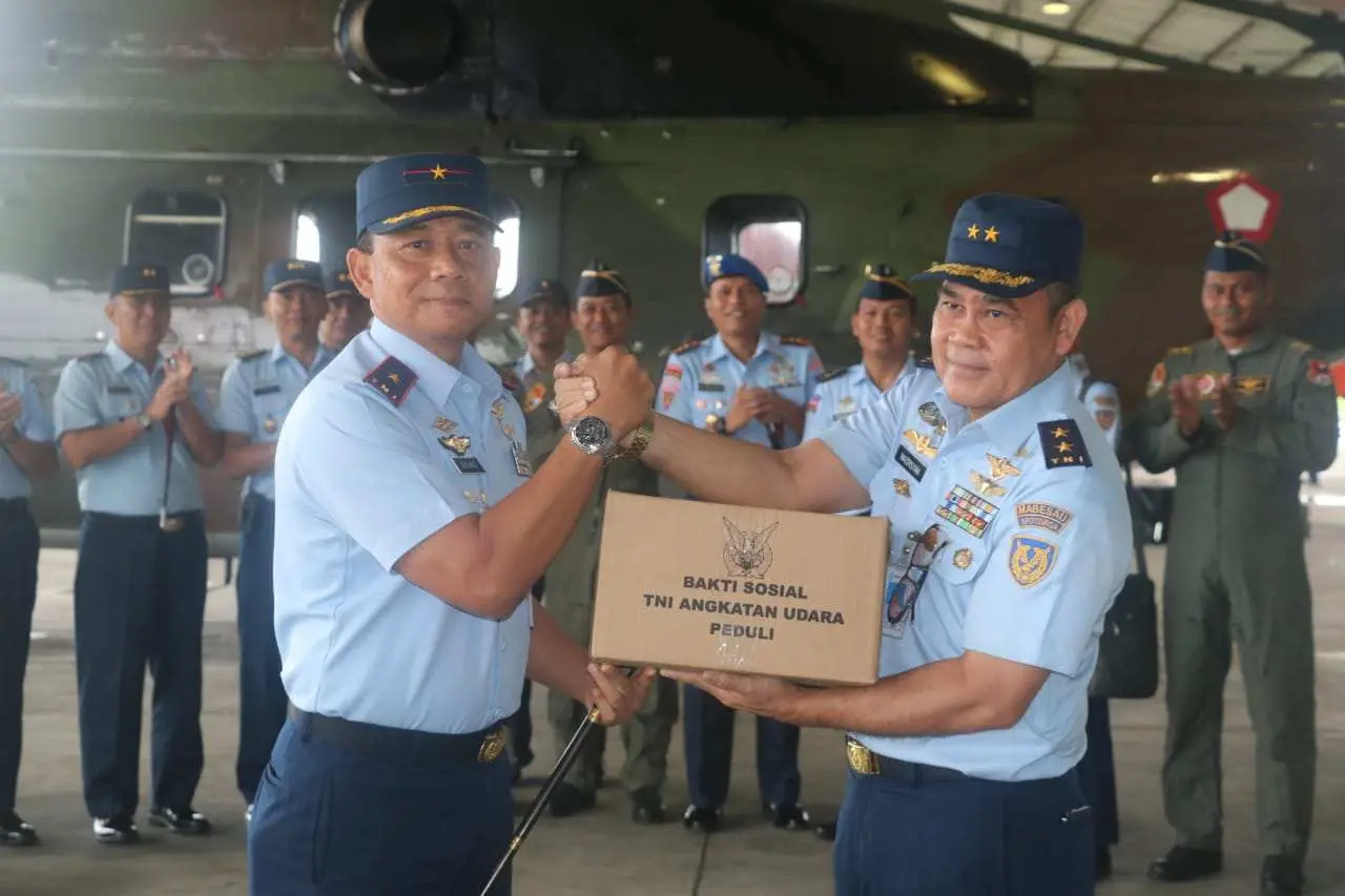 Peduli Korban Banjir, TNI AU Serahkan Bantuan di Lanud Atang Sendjaja