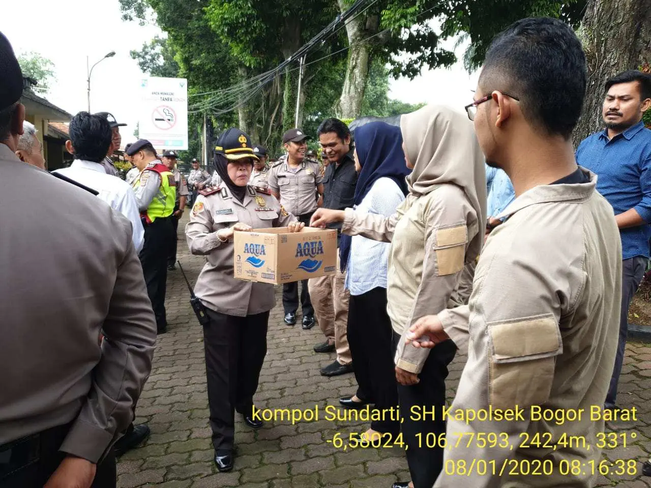 Unik! Bawa Kotak Kosong, Kapolsek Bogor Barat Hampiri Satu Persatu Personil