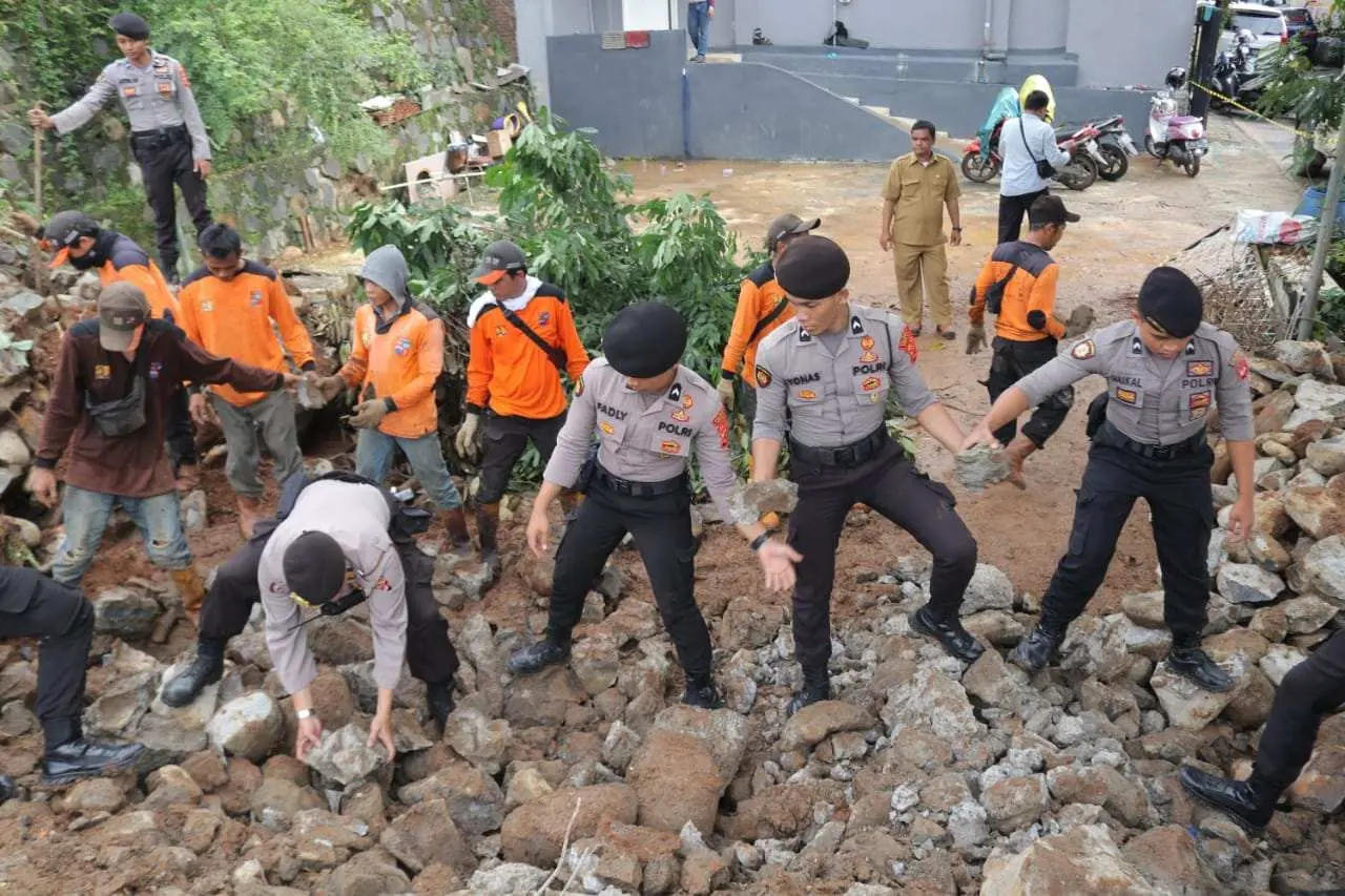 Sat Sabhara Polresta Bogor Kota Bersama Instansi Terkait Bersihkan Tanah Pasca Longsor