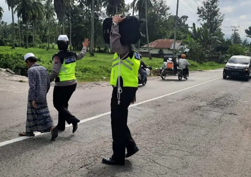 Sikap Humanis Anggota Satlantas Polres Madina, Bantu Seorang Kakek Menyeberang Jalan