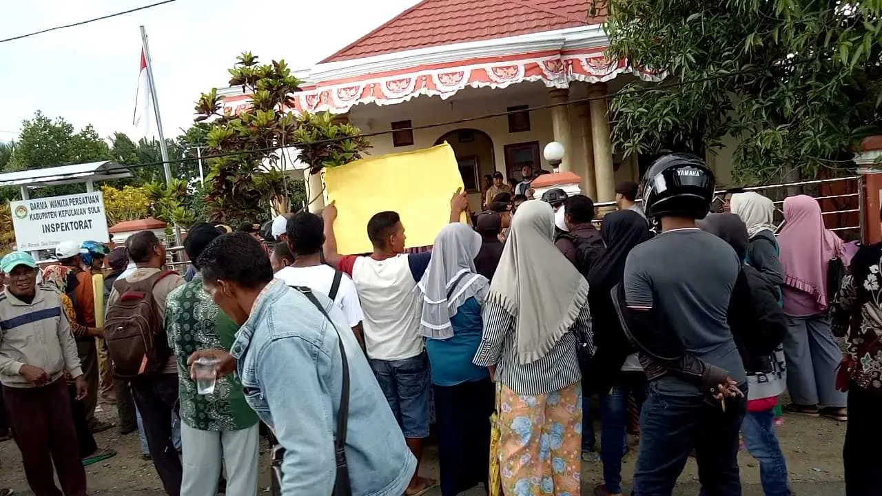 Gandeng KNPI dan HPMS, Warga Desa Capalulu Geruduk Kantor Inspektorat Kepulauan Sula
