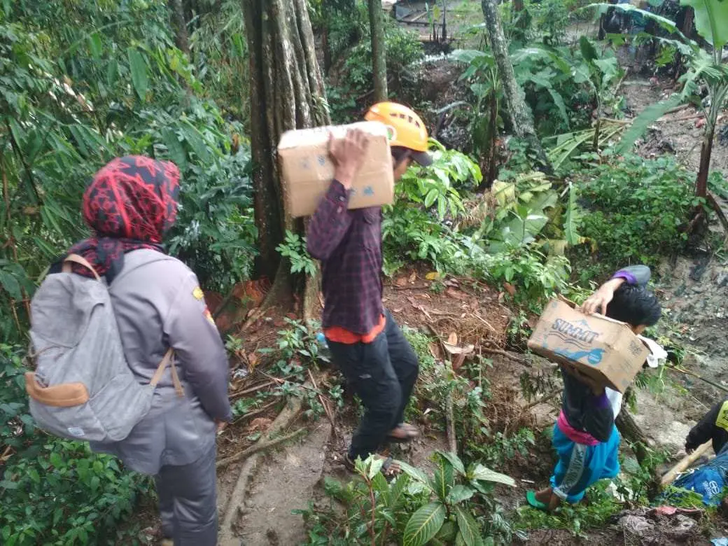 Komunitas Pecinta Alam The Green Salurkan Bantuan Untuk Korban Banjir di Daerah Terisolir