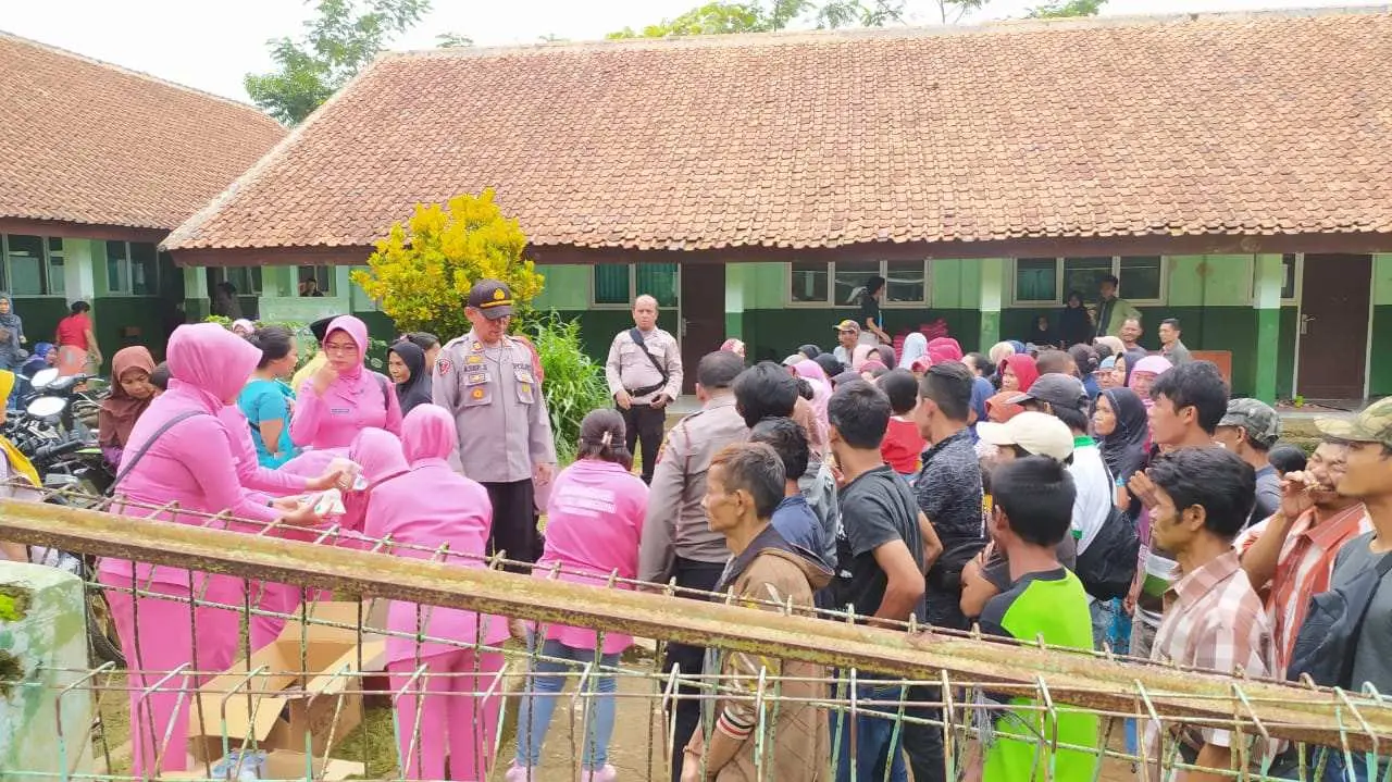 Polres Bogor Salurkan Bantuan Korban Bencana di 7 Posko Pengungsian
