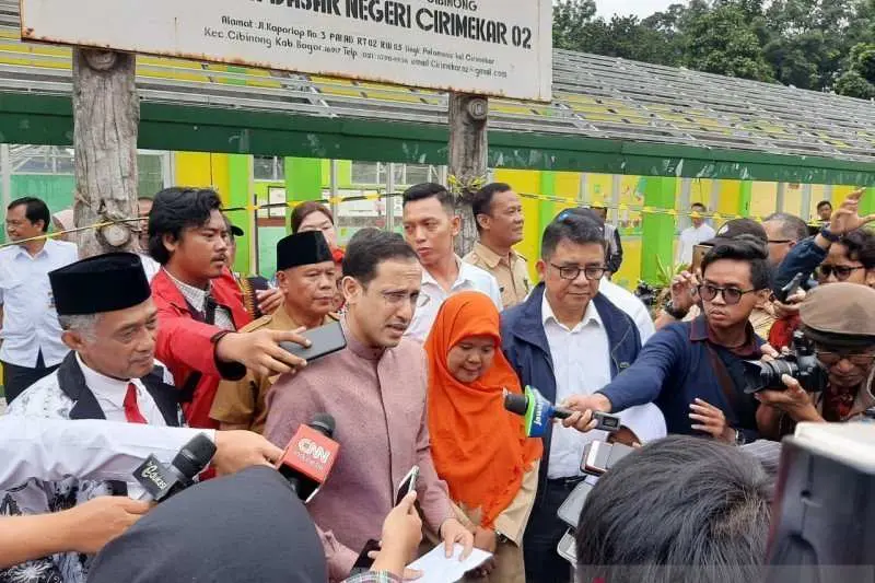 Mendikbud Tinjau SDN 02 Cirimekar Cibinong Yang Ambruk