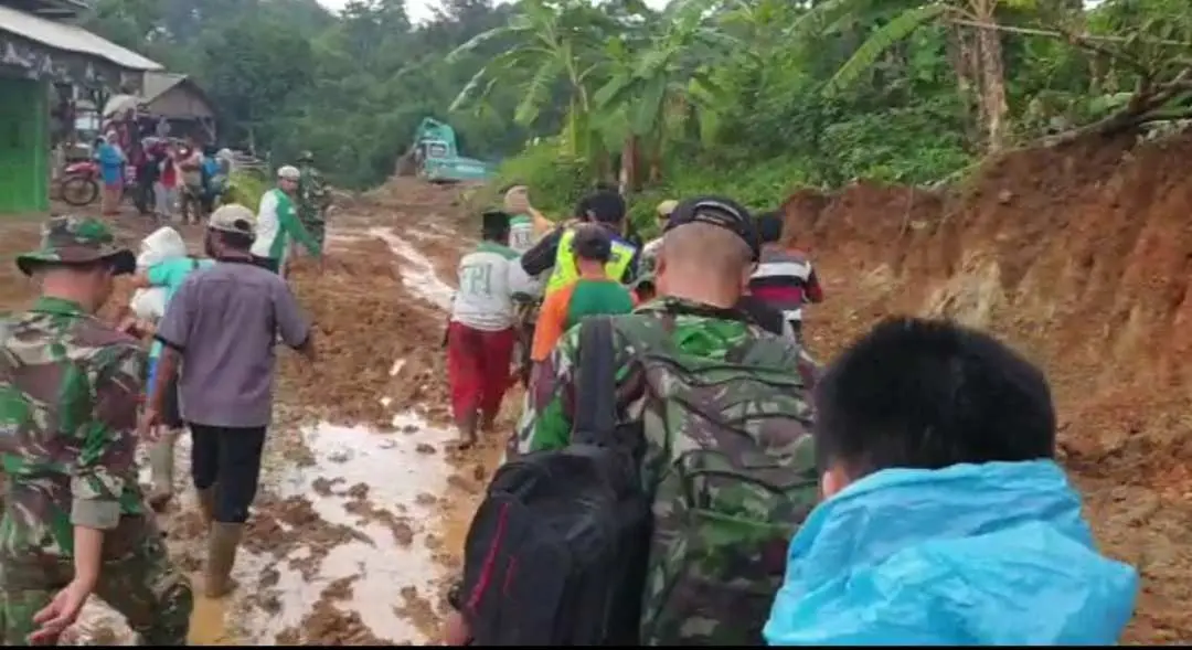 Personil Gabungan TNI-Polri Bersama Warga Evakuasi Korban Banjir dan Longsor Sejauh 7 Km