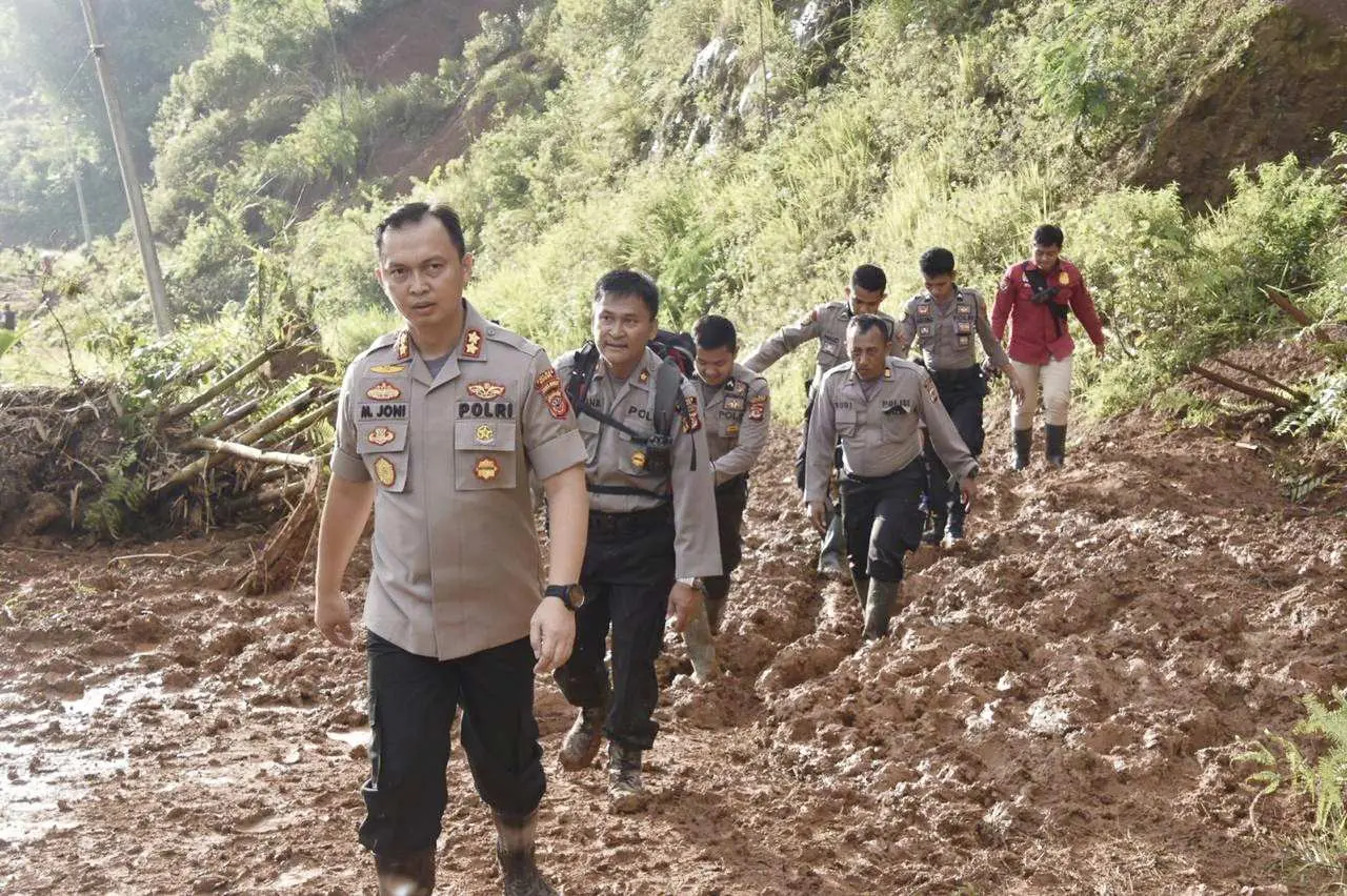 Personil Gabungan Polres Bogor Evakuasi Korban Bencana dan Salurkan Bantuan dari Presiden
