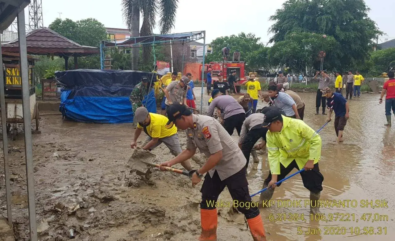 Pasca Bencana Banjir, Wakapolres Bogor Beserta Puluhan Personil Bersihkan Lokasi Pemukiman Warga