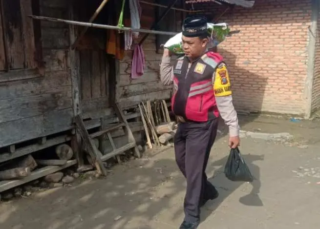 Peduli Sosial Aiptu Ahmad El Husein Berikan Sembako Untuk Nenek Jompo