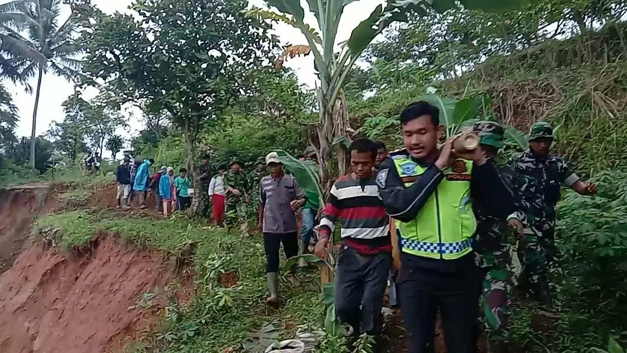Sejauh 7 KM, Petugas Gabungan TNI-Polri Bersama Warga Evakuasi Korban Bencana Longsor