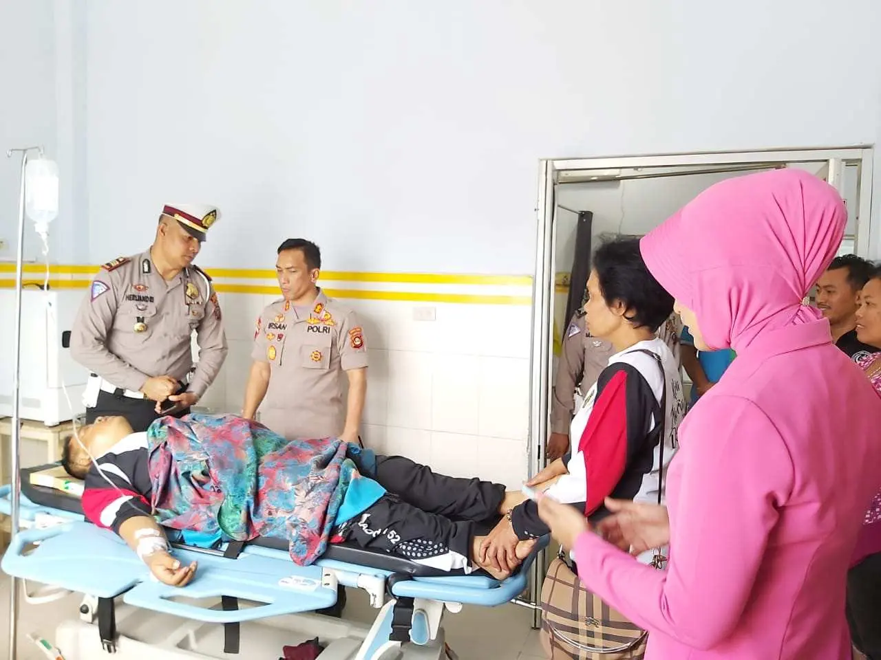 Kapolres Madina dan Istri Besuk Pemudik Asal Jawa Barat Yang Mengalami Musibah Kecelakaan