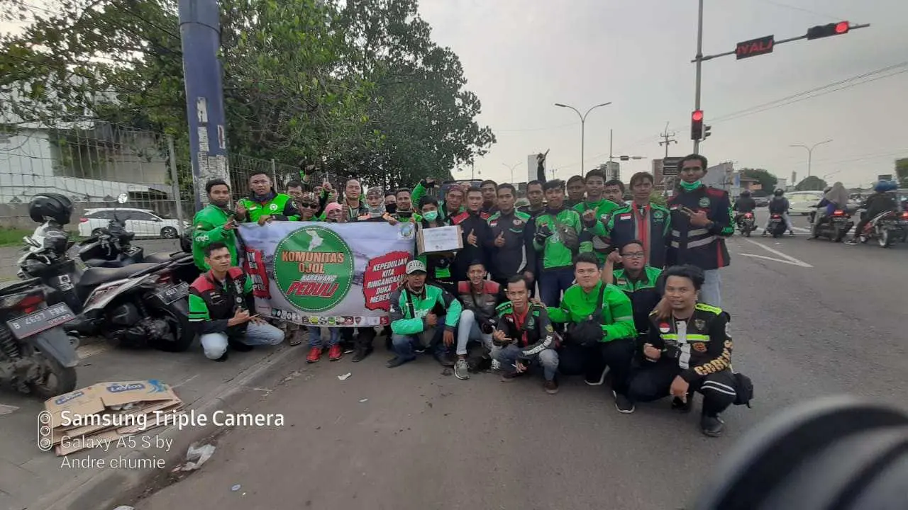 Aksi Penggalangan Dana IWO Karawang Bersama Puluhan Ojol Untuk Korban Banjir