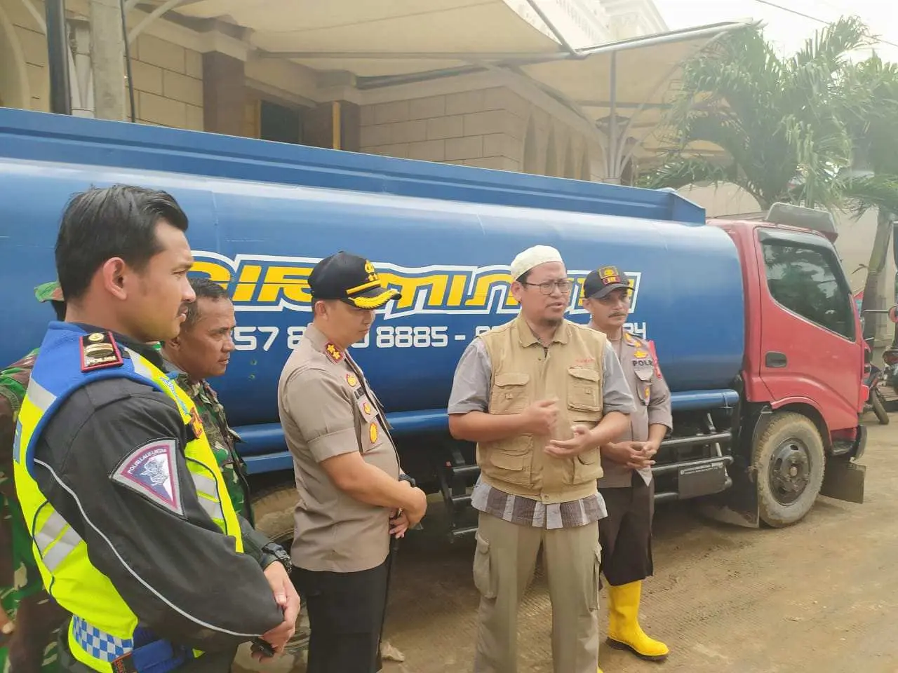 Kapolres Bogor Terjun Langsung Berikan Bantuan kepada Korban Banjir di Bojong Kulur