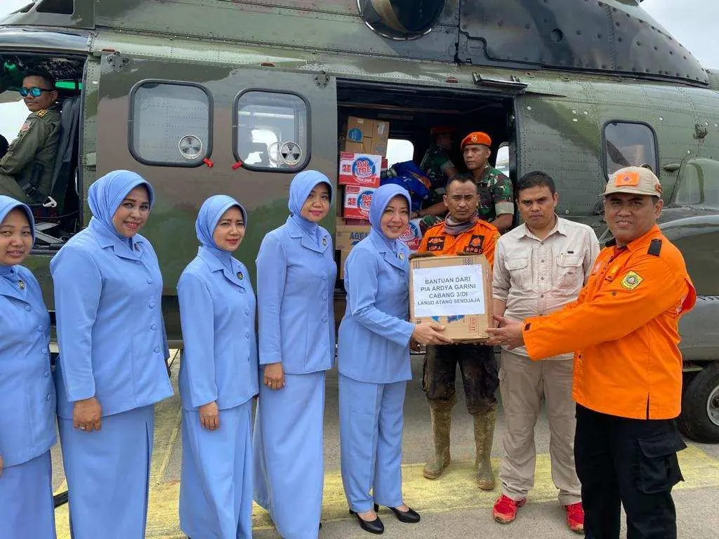 Peduli Korban Banjir, PIA Ardhya Garini Cabang 3/D.I Lanud Atang Sendjaja Berikan Bantuan