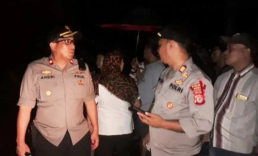 Dor to dor Cara Personil Polres Bogor Bagikan 500 Kotak Nasi kepada Korban Banjir Gunung Putri