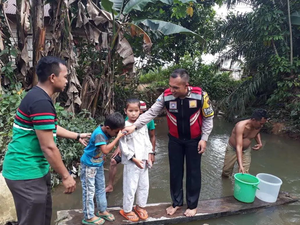 Peduli Anak Yatim, Brigadir Yusron Pandiangan Sumbang 400 Ekor Bibit Ikan Nila