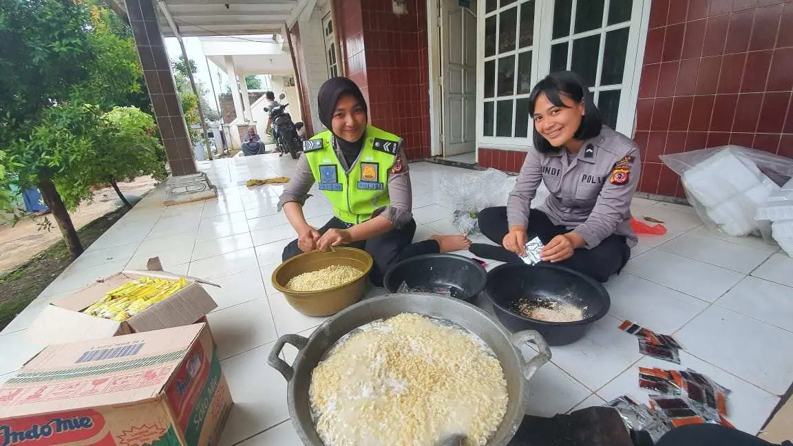Polwan Polres Bogor Juru Masak di Posko Pengungsian Terpadu