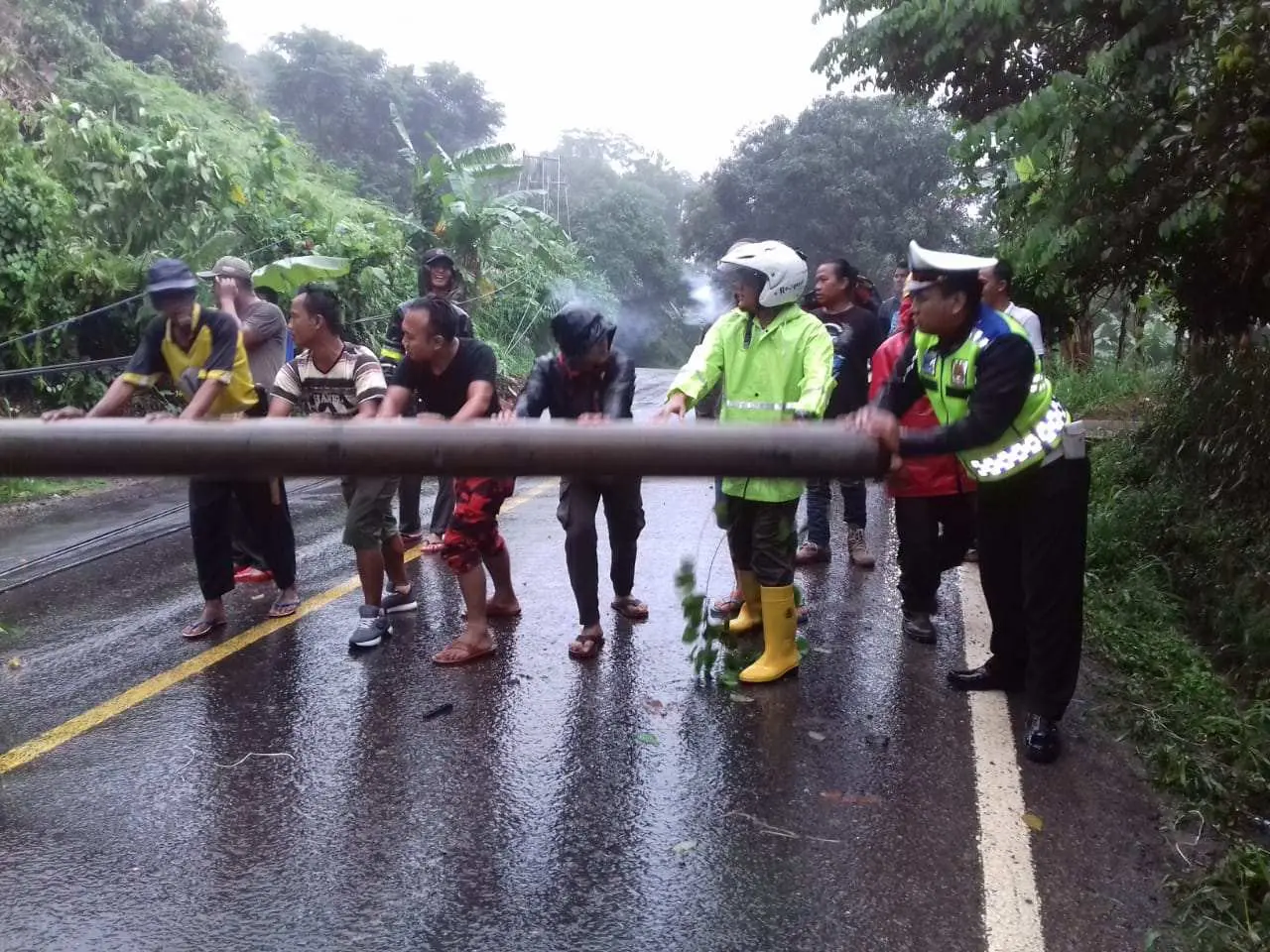 Respon Cepat Polsek Cigudeg Evakuasi Robohnya Tiang Listrik di Jalan Raya