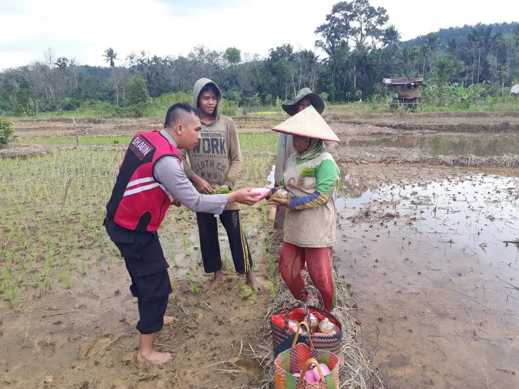 Brigadir Yusron Pandiangan Bagikan Bubur Kacang Ijo dan Sirup Kelapa Muda Gratis kepada Para Petani