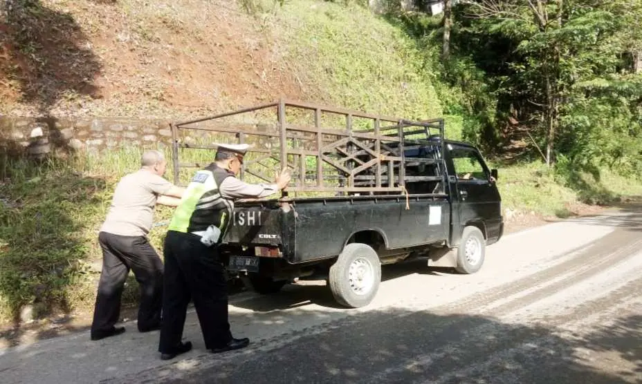 Personil Sat Lantas Polres Madina, Aiptu Paijo Bantu Dorong Mobil Mogok Milik Warga