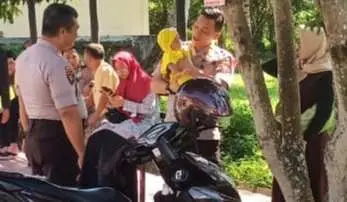 Sikap Humanis AKBP Irsan Sinuhaji, Gendong Bayi Imut di Halaman Parkir Polres Madina