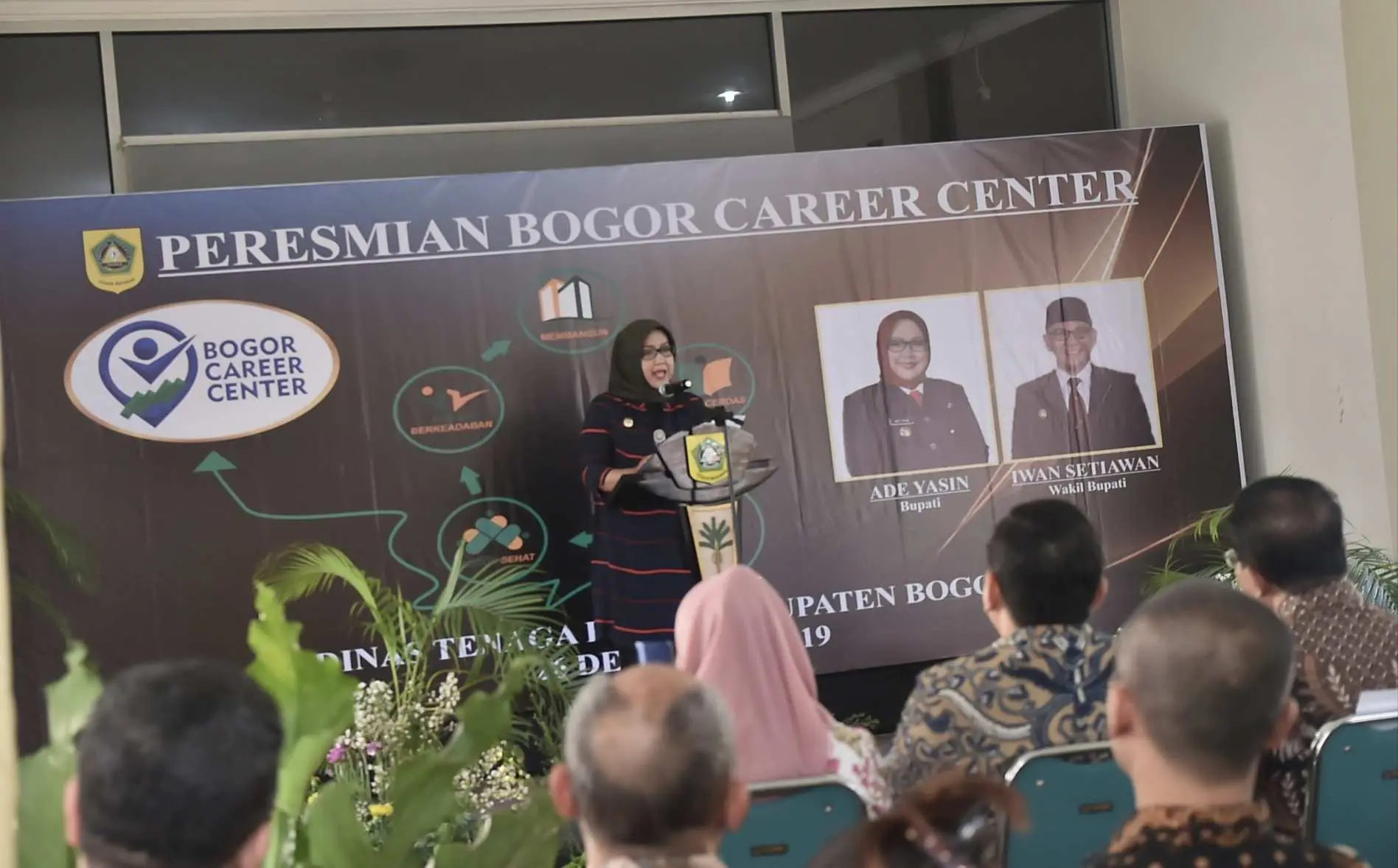 Ade Yasin Resmikan Gedung dan Website Bogor Career Center