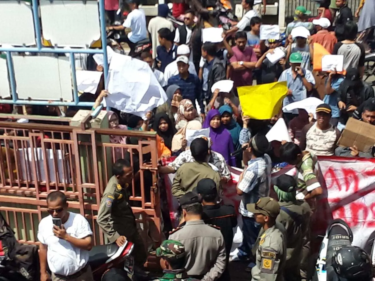 Hari Pertama Masuk Kantor, Kades Ini Malah Disambut Unjuk Rasa Warga