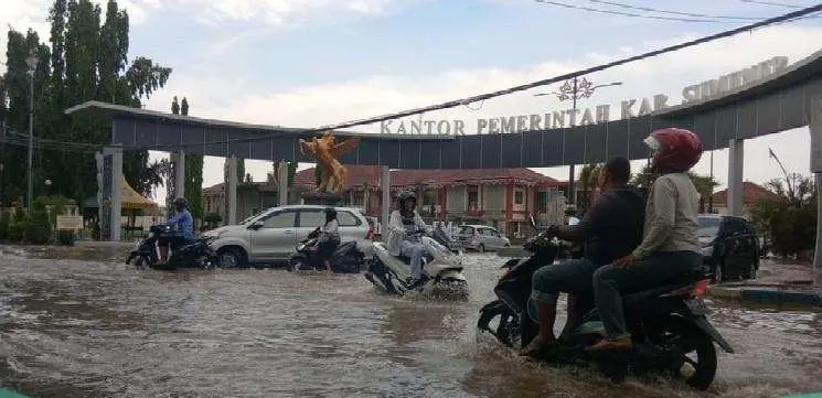 Diguyur Hujan Deras, Pusat Perkantoran Pemkab Sumenep Kebanjiran