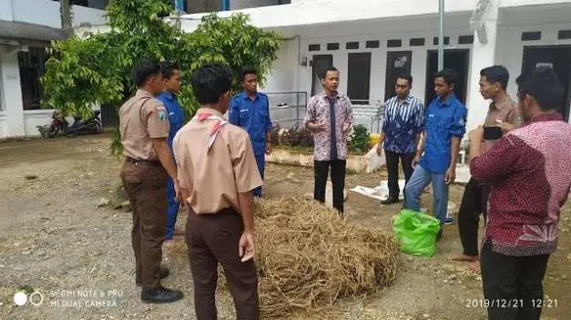 SMK Sumber Bungur Gandeng Mahasiswa UGM Adakan Pelatihan Pembuatan Pakan Ternak dan Fermentasi Jerami