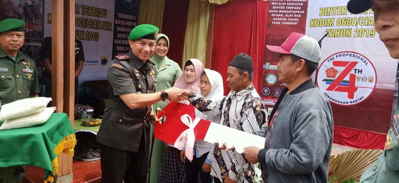 Usai Ziarah ke TMP Cikaret, Dandim 0608/Cianjur Resmikan RTLH Milik Warga Persembahan di Hari Juang TNI AD
