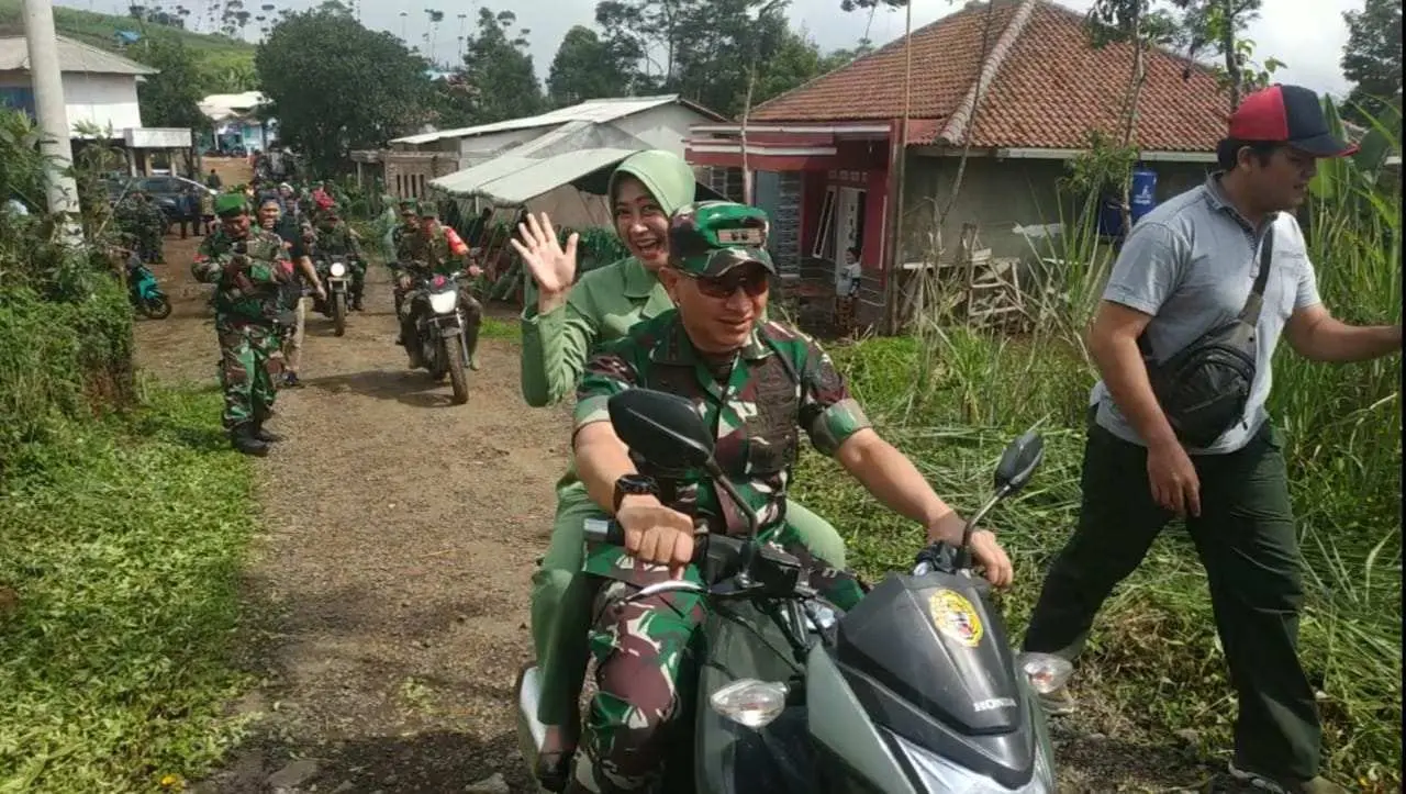 Dandim 0608/Cianjur Bersama Istri Cek Lokasi Pengaspalan Jalan dengan Bersepeda