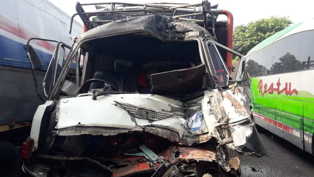 Satlantas Polres Karawang Evakuasi Korban Laka Lantas di Tol Cikampek