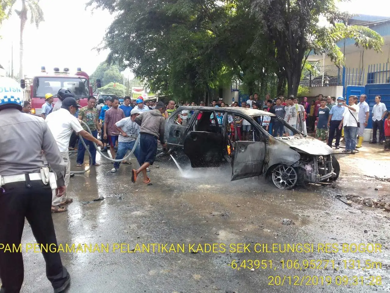 Reaksi Cepat Personil Polsek Cileungsi Padamkan Api dan Evakuasi Korban Mobil Terbakar