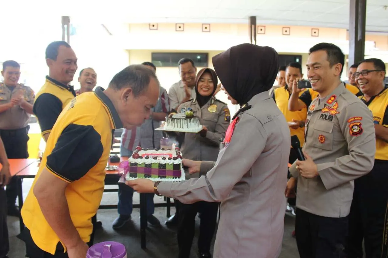 Kopi Asin, Surprise di Usia 57 Tahun Wakapolres dan Kasiwas Polres Madina