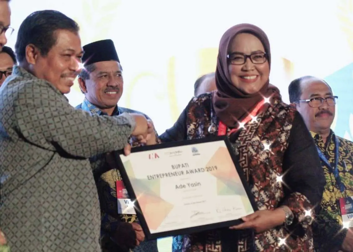 Sukses Kembangkan Sektor Pariwisata, Ade Yasin Terima Perhargaan BEA 2019